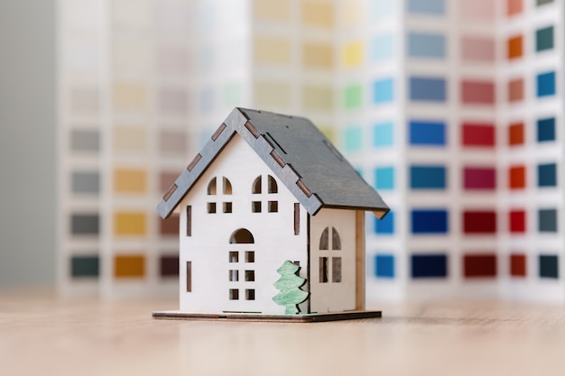 Piękny mały model domu na zielonym tle