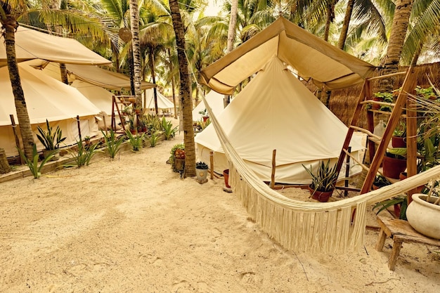 Piękny meksykański hotel lub hostel z namiotem plażowym w Tulum. Namioty w dżungli ozdobione roślinami