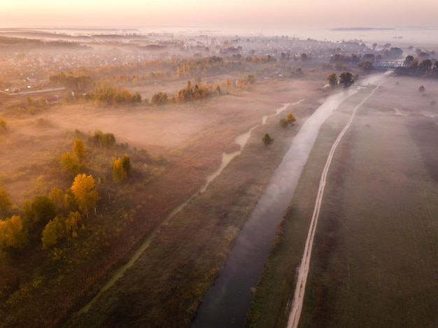 Piękny mglisty świt wiosną nad rzeką