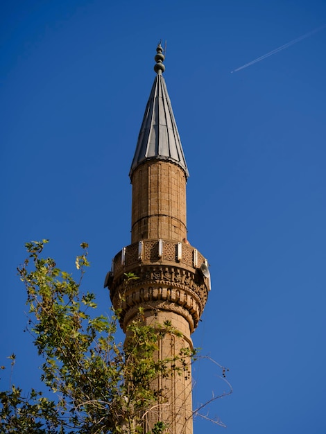 Piękny minaret starego meczetu