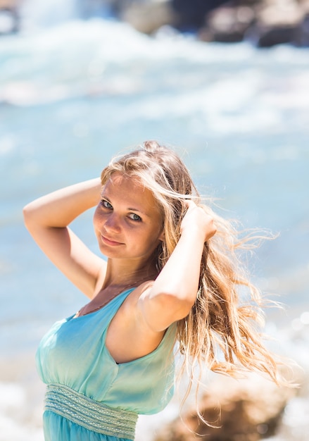 Piękny młody blond kobiety portret outdoors blisko oceanu lub morza
