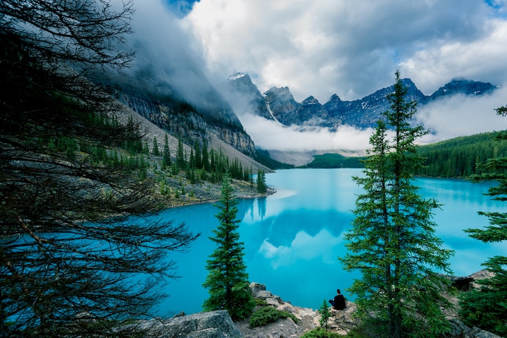 Zdjęcie piękny morena jezioro w banff parku narodowym, alberta, kanada