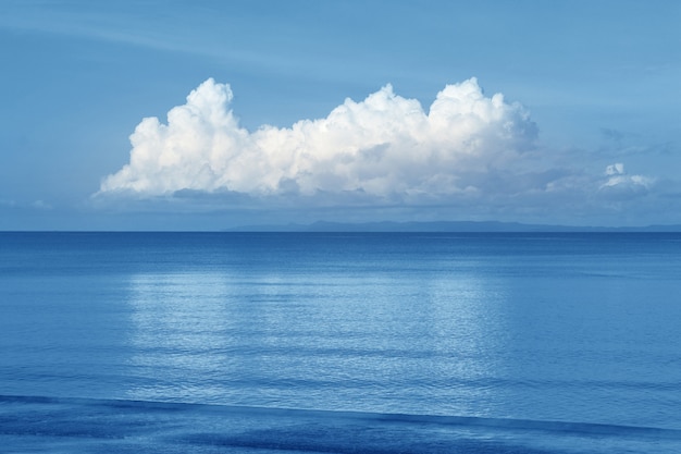 Piękny morza i chmury niebo przy horyzontem, seascape tło