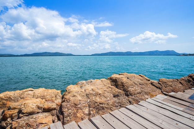 Zdjęcie piękny morze przy kapeluszową chao lao plażą w chanthaburi, tajlandia.