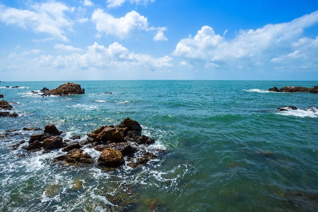 Piękny morze przy Kapeluszową Chao Lao plażą w Chanthaburi, Tajlandia.