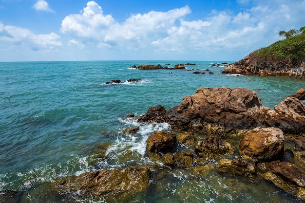 Piękny morze przy Kapeluszową Chao Lao plażą w Chanthaburi, Tajlandia.