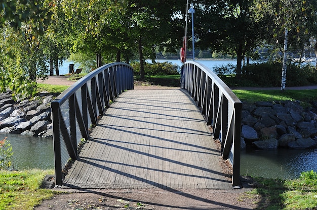 Piękny most w parku w Helsinkach jesienią