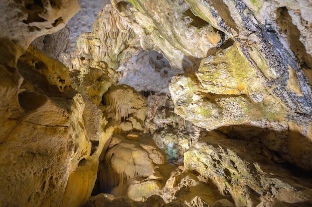 Zdjęcie piękny naciek i stalaktyty w jaskini thien cung jaskinia niebiańskiego pałacu w zatoce halong wietnam jaskinia thien cung jest jedną z największych i najpiękniejszych jaskiń w zatoce halong unesco
