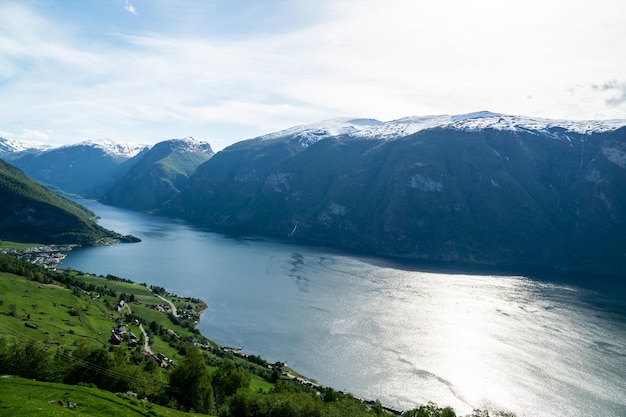 Piękny Naerofjord z wysokimi górami i wodospadem w Norwegii