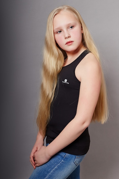 Piękny Nastoletni Dziewczyna Potomstwo Model Z Długie Włosy
