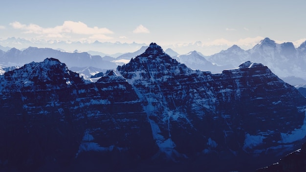 Piękny nastrojowy widok na zakres gór z Mt Temple Banff Góry Skaliste Kanada
