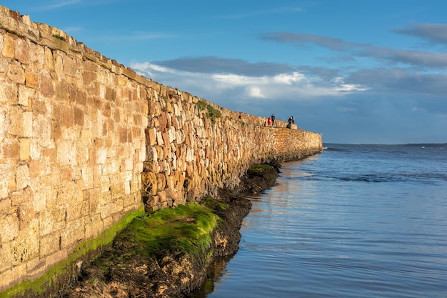 Piękny nasyp miasta St Andrews na brzegu