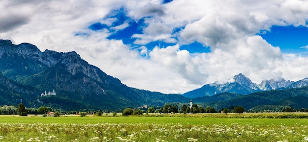 Piękny naturalny krajobraz Alp. Forggensee i Schwangau, Niemcy, Bawaria