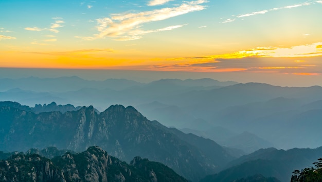 Piękny naturalny krajobraz Huangshan góra w Chiny