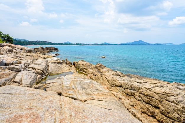 Piękny naturalny krajobraz skały wzdłuż wybrzeża z błękitnym morzem pod letnim niebem na wyspie Koh Samui, prowincja Surat Thani, Tajlandia