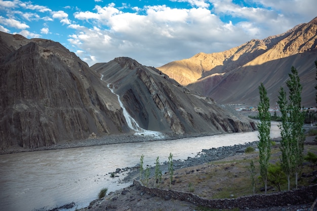 Piękny Naturalny Krajobraz Z Górami Przy Alchi Wioską, Ladakh India.