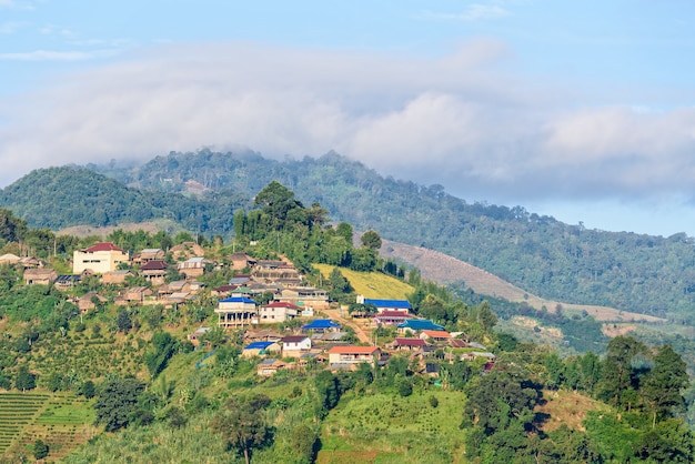 Piękny naturalny poranek krajobraz mała wioska na wsi na górze w Doi Mae Salong w prowincji Chiang Rai, Tajlandia