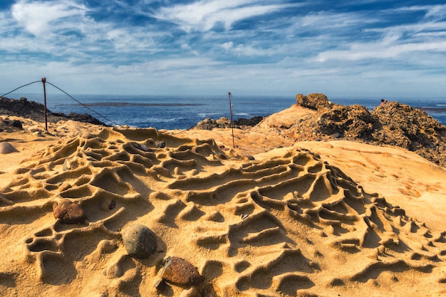 Zdjęcie piękny naturalny wzór na piaszczystej skale w kalifornii wybrzeża