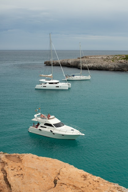 Piękny niebieski czysta woda morska na Majorce w Hiszpanii Krajobraz plaży morskiej
