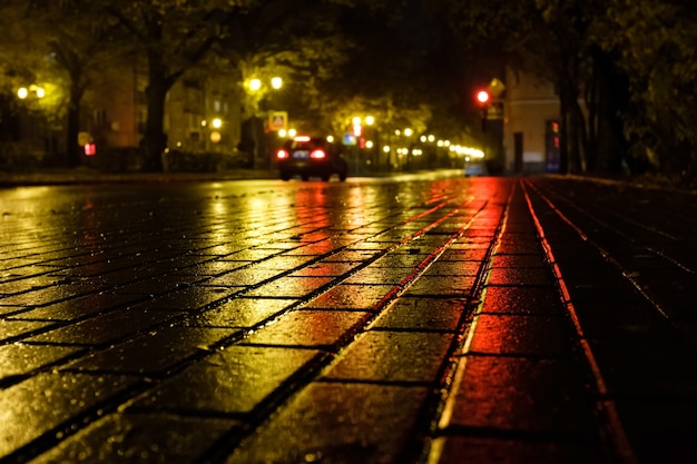 Piękny nocny chodnik w mieście po deszczu