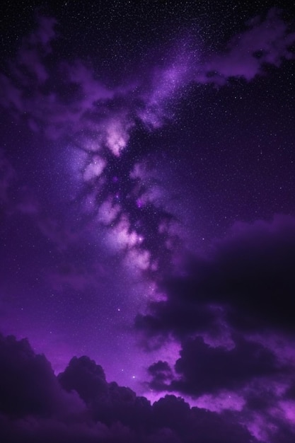 Piękny nocny krajobraz z fioletowymi chmurami i przestrzenią zamiast nieba