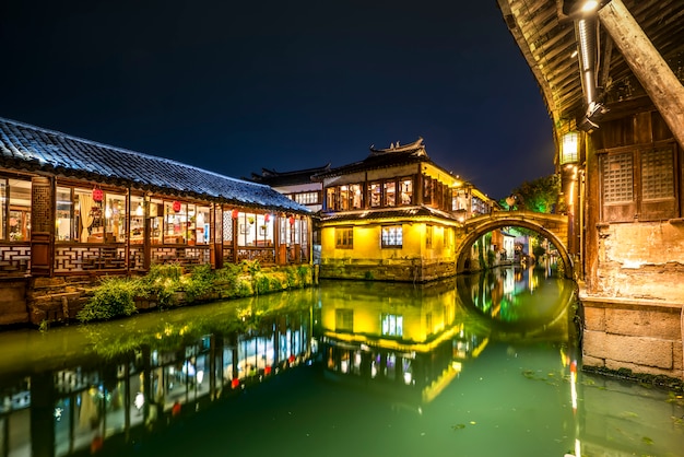Zdjęcie piękny nocny widok zhouzhuang, starożytnego miasta w prowincji jiangsu