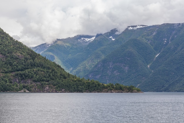 Piękny norweski krajobraz. widok na fiordy. Norwegia idealne odbicie fiordu w czystej wodzie