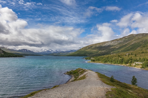 Piękny norweski krajobraz. widok na fiordy. Norwegia idealne odbicie fiordu w czystej wodzie