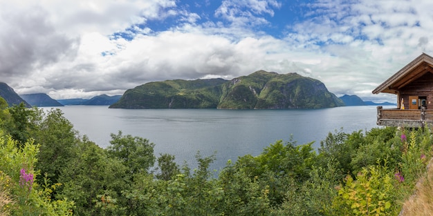 Piękny Norweski Krajobraz. Widok Na Fiordy Z Turkusową Wodą. Norwegia Idealne Odbicie Fiordów W Czystej Wodzie. Widok Panoramiczny