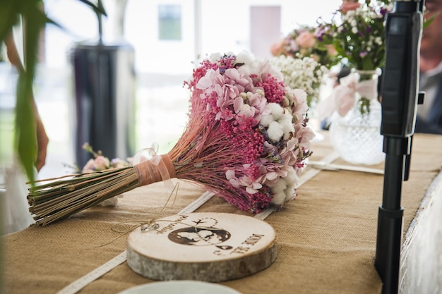Zdjęcie piękny nośnik obrączki ślubnej w kształcie grawerowanego kawałka drewna