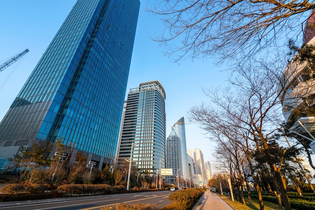 Piękny nowoczesny miejski krajobraz architektoniczny Qingdao