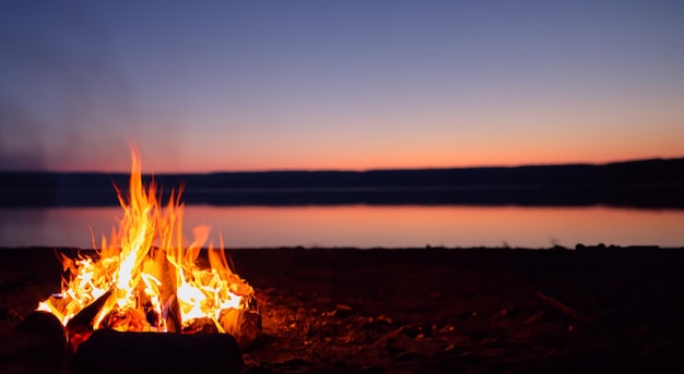 Piękny ogień z drewna opałowego na środku plaży