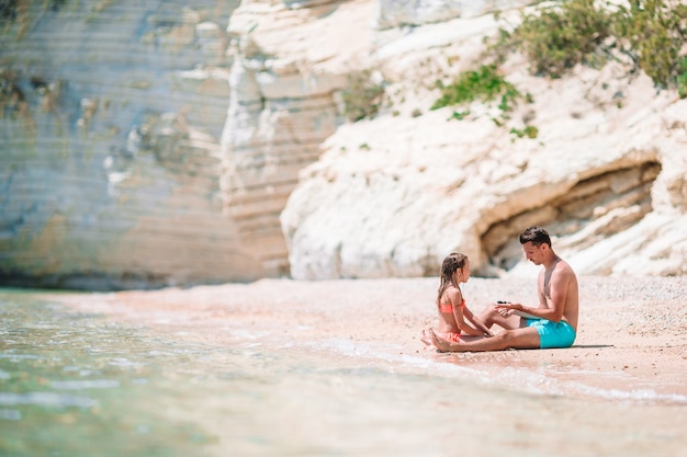 Piękny ojciec i córka na europejczyk plaży