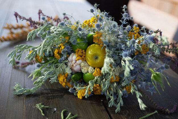 Piękny pachnący bukiet wildflowers kłama na drewnianym stole, zakończenie