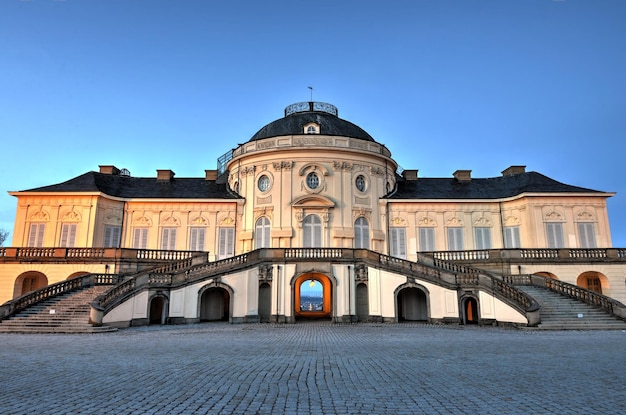 Piękny Pałac Samotności w Stuttgarcie Niemcy na tle błękitnego nieba at