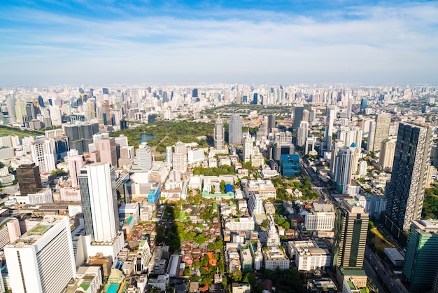 Piękny panoramę miasta z architekturą i budynkiem w Bangkoku w Tajlandii