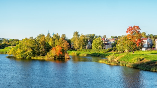 Piękny Panoramiczny Krajobraz Jesienny Z Jasnymi Drzewami Na Brzegu Jeziora.