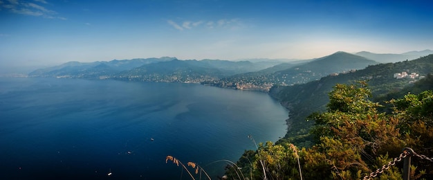 piękny panoramiczny krajobraz morski z gór nad zatoką Golfo Paradiso Riviera Ligure Portofino Park Genua Liguria