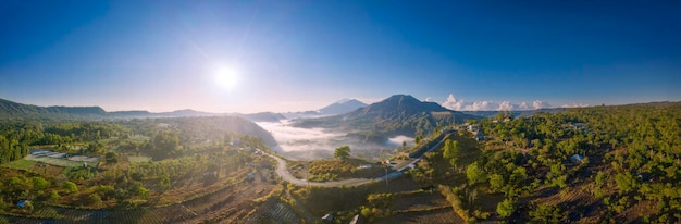 Piękny panoramiczny widok mglistej wioski Pinggan
