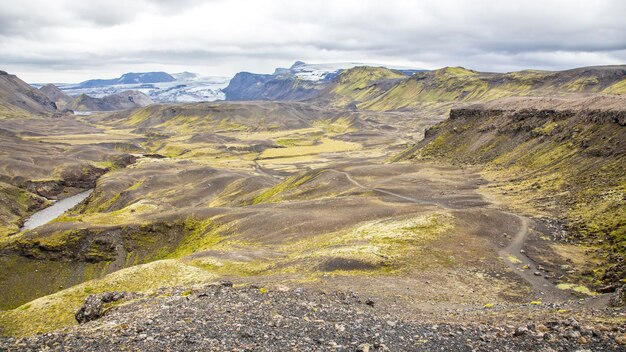 Piękny panoramiczny widok na dolinę Landmannalaugar podczas trekkingu na Islandii