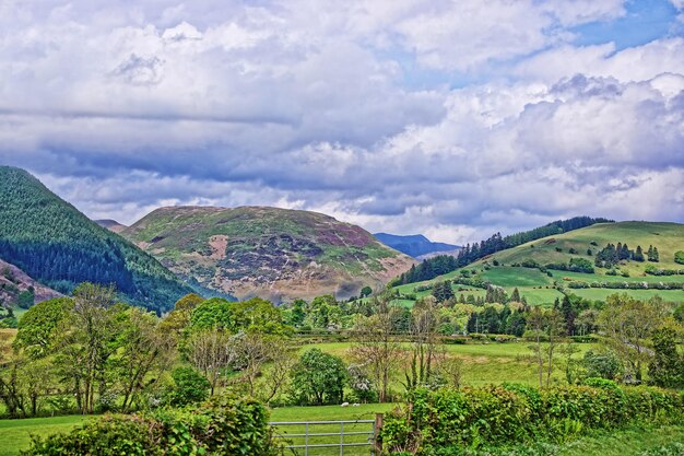 Piękny panoramiczny widok na łańcuch gór w Parku Narodowym Snowdonia w północnej Walii w Wielkiej Brytanii. Snowdonia to pasmo górskie i region w północnej Walii.