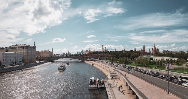 Piękny panoramiczny widok na nabrzeże Kremla w letni dzień