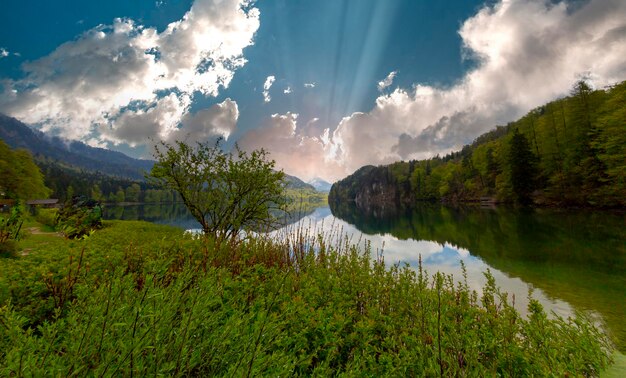 Piękny panoramiczny widok na popularne jezioro Alpsee