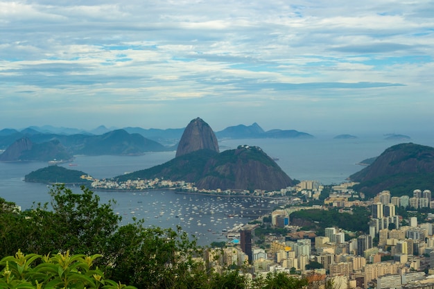 Piękny panoramiczny widok na Sugar Loaf i Botafogo Bay.