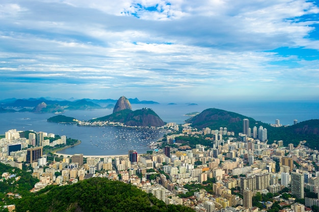 Piękny panoramiczny widok na Sugar Loaf i Botafogo Bay.