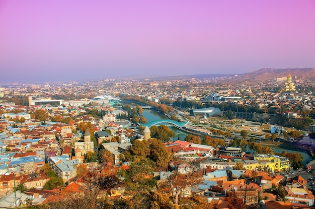 Piękny Panoramiczny Widok Na Tbilisi O Mglisty Zachód Słońca, Kraj Gruzji