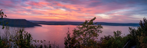 Piękny panoramiczny widok na zatokę Bakota o zachodzie słońca z fioletowymi kolorami nieba