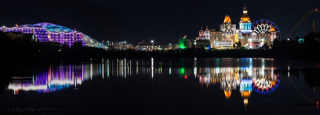 Piękny panoramiczny widok oświetlonych hoteli "Bogatyr", "Sirius" w nocy w Parku Olimpijskim, Soczi, Rosja.