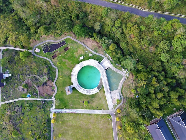 Piękny panoramiczny widok z lotu ptaka góry na tle.