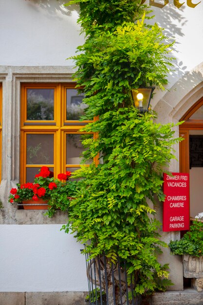 Piękny parapet każdego gospodarstwa domowego w bajkowym mieście Rothenburg w Niemczech